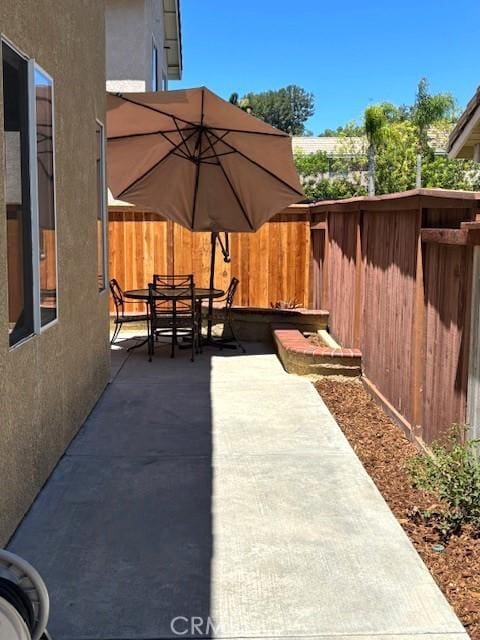 9 Greenwich Ct, Aliso Viejo, CA 92656 - fenced backyard featuring a patio and outdoor dining area
