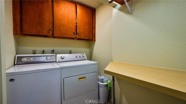 448 Delle Dr, Crestline, CA 92325 - washroom with washing machine and clothes dryer, a textured wall, and cabinet space