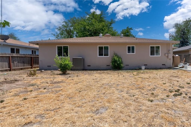 1101 Kensington Dr, Merced, CA 95340 - back of property featuring crawl space