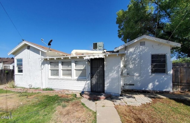 701 Francis St, Bakersfield, CA 93303 - bungalow-style home with stucco siding