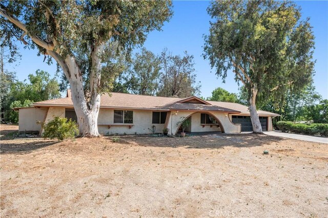 18561 Bert Rd, Riverside, CA 92508 - single story home featuring a garage, dirt driveway, and stucco siding