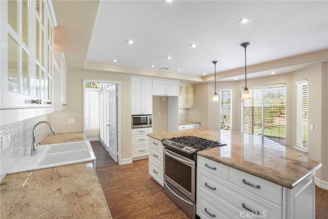 31752 Poole Ct, Temecula, CA 92591 - kitchen featuring appliances with stainless steel finishes, a raised ceiling, plenty of natural light, tasteful backsplash, and recessed lighting
