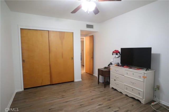 1004 Paloma St, Bakersfield, CA 93304 - bedroom with wood finished floors, a ceiling fan, and a closet