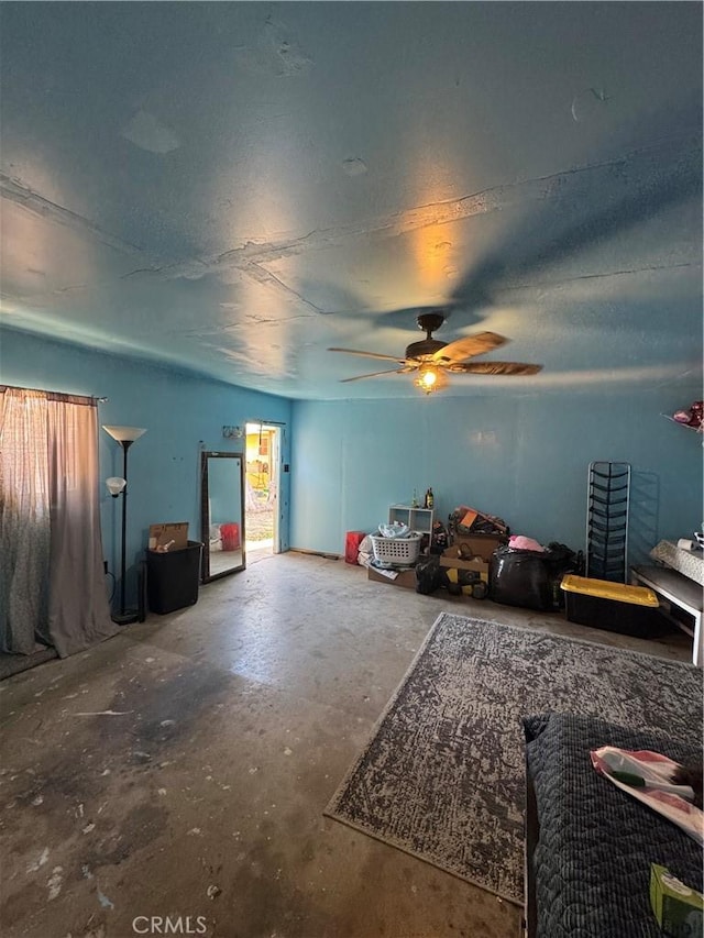 1004 Paloma St, Bakersfield, CA 93304 - living area featuring concrete flooring and a ceiling fan