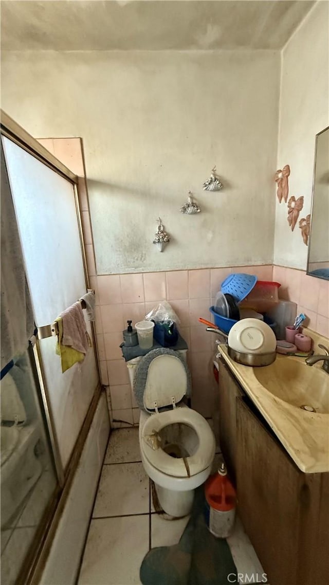 10218 Virginia Ave, South Gate, CA 90280 - full bath with tile walls, vanity, and wainscoting