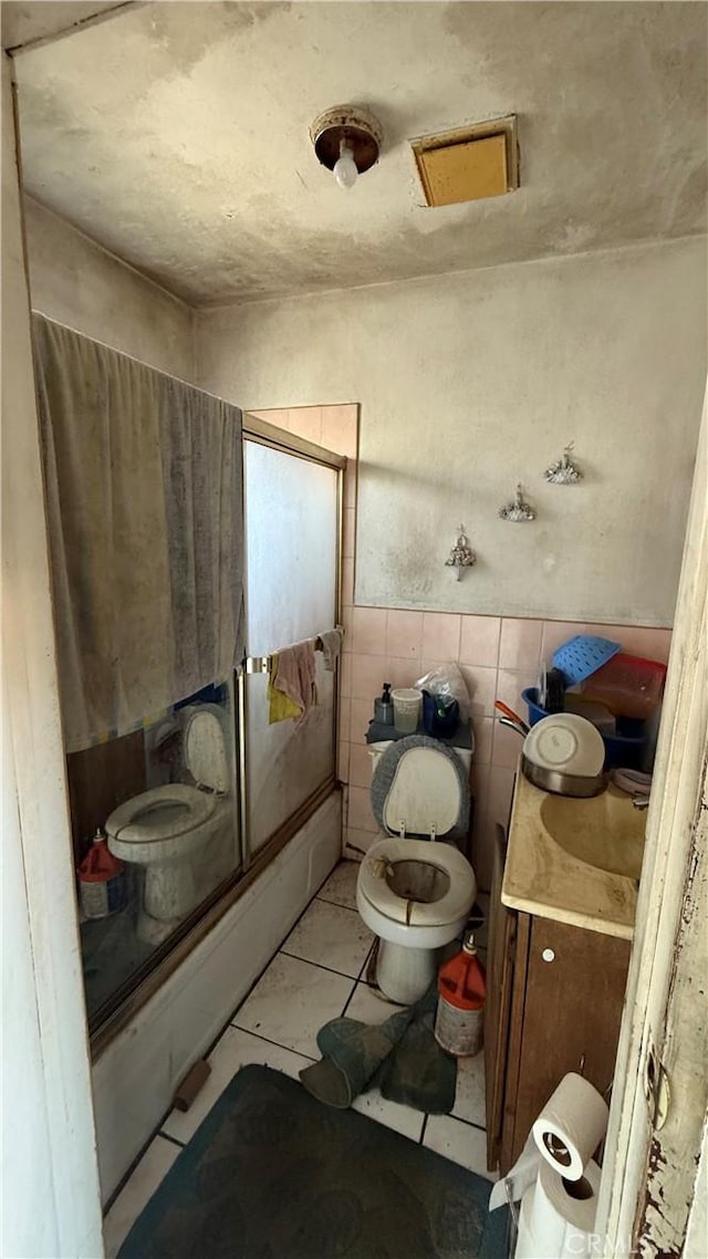 10218 Virginia Ave, South Gate, CA 90280 - full bath with a shower and tile walls