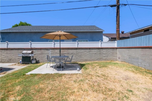 321 N Keystone St, Burbank, CA 91506 - fenced backyard with a patio area