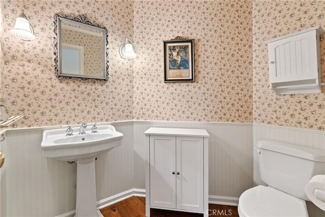 6600 San Gabriel Rd, Atascadero, CA 93422 - bathroom featuring wainscoting and wallpapered walls