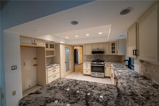 25967 Pleasant St, Hemet, CA 92544 - kitchen featuring stainless steel range, a tray ceiling, backsplash, cream cabinetry, and recessed lighting