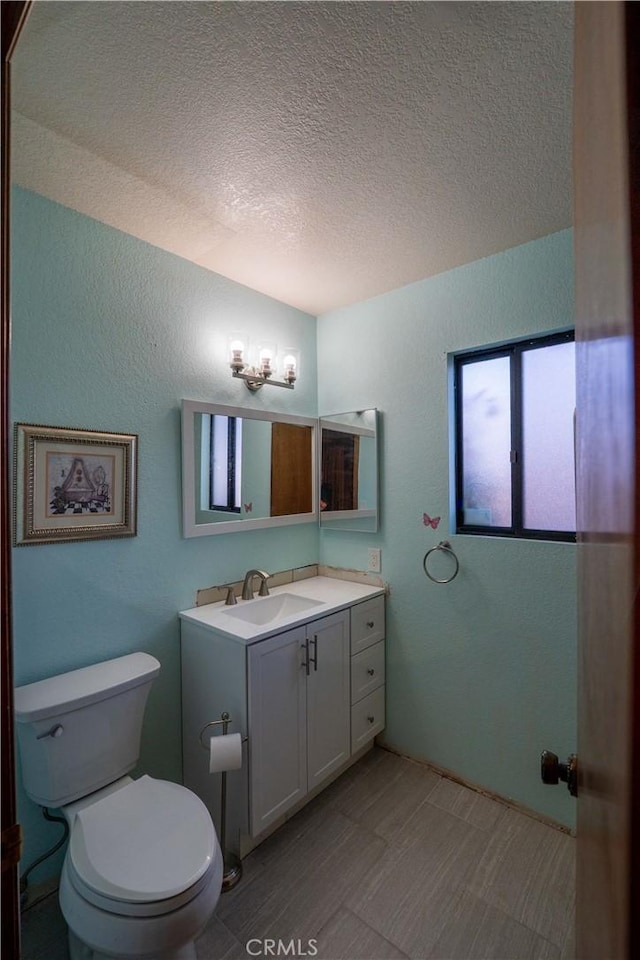 25967 Pleasant St, Hemet, CA 92544 - bathroom featuring vanity, a textured ceiling, a chandelier, and a textured wall
