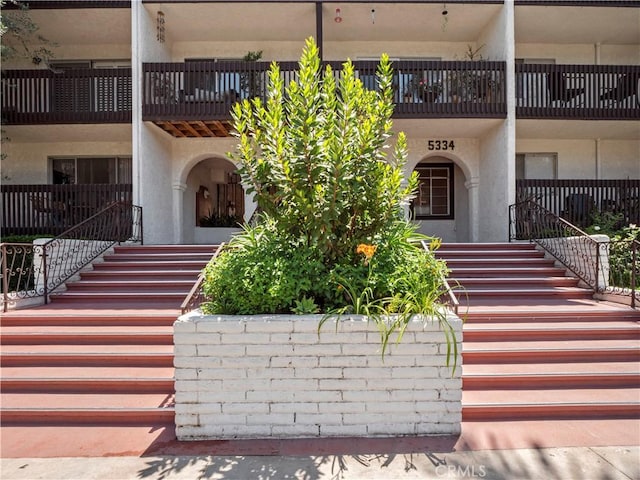 5334 Lindley Ave Unit 125, Encino, CA 91316 - doorway to property with stucco siding and a balcony