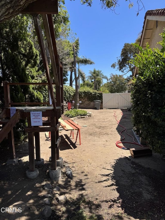 1501 Devonshire Dr, Oxnard, CA 93030 - view of yard