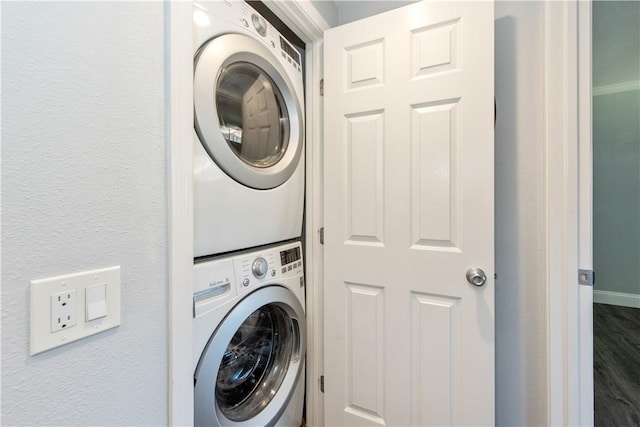 811 Ronda Mendoza Unit P, Laguna Woods, CA 92637 - laundry area with stacked washer / drying machine and wood finished floors