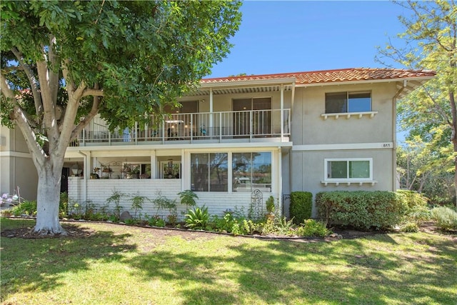 811 Ronda Mendoza Unit P, Laguna Woods, CA 92637 - rear view of house featuring a balcony, a yard, stucco siding, and a tile roof
