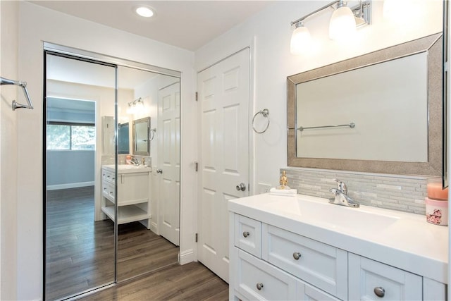 811 Ronda Mendoza Unit P, Laguna Woods, CA 92637 - full bath with vanity, tasteful backsplash, wood finished floors, and recessed lighting