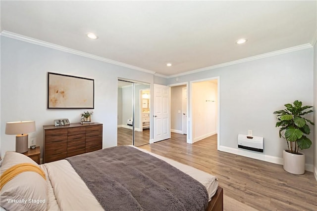 811 Ronda Mendoza Unit P, Laguna Woods, CA 92637 - bedroom featuring light wood-style floors, crown molding, recessed lighting, and a closet