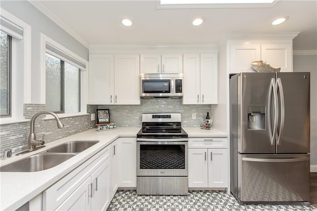 811 Ronda Mendoza Unit P, Laguna Woods, CA 92637 - kitchen with stainless steel appliances, white cabinetry, light countertops, backsplash, and recessed lighting