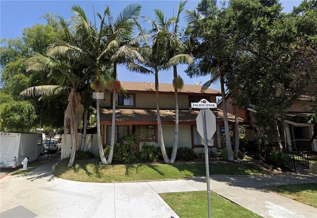 701 E Chestnut Ave, Santa Ana, CA 92701 - view of front of house with a front lawn