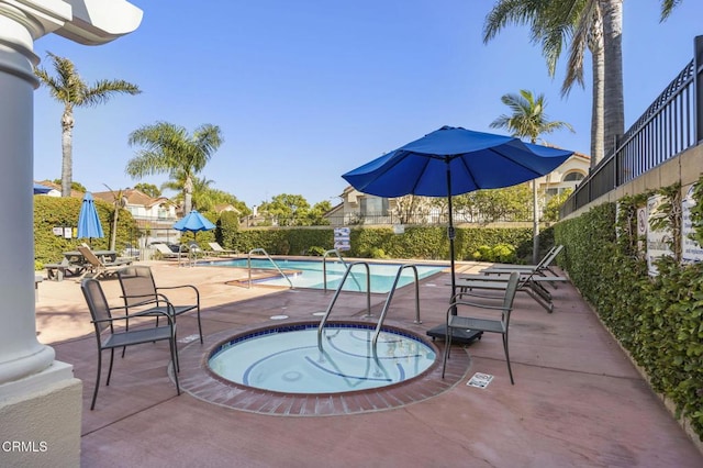 7748 Paso Robles St, Ventura, CA 93004 - community pool with a hot tub and a patio area