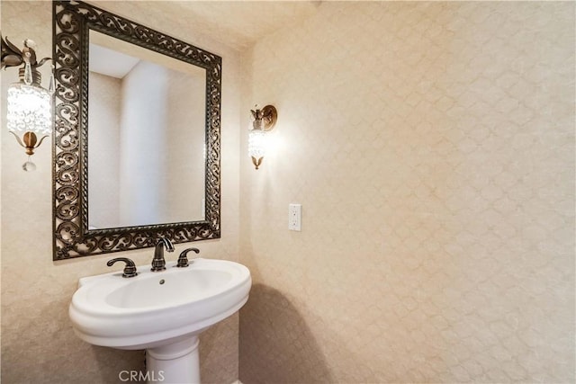 21460 Arapahoe Trl, Chatsworth, CA 91311 - bathroom featuring a sink