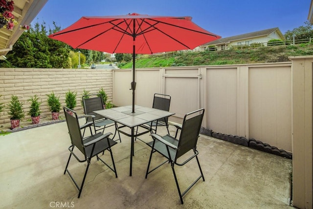 3130 Via Serena N Unit B, Laguna Woods, CA 92637 - fenced backyard featuring a patio and outdoor dining area