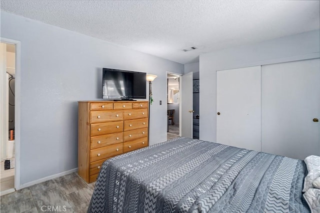 14811 Elizabeth Lake Rd, Lake Hughes, CA 93532 - bedroom featuring a closet and a textured ceiling