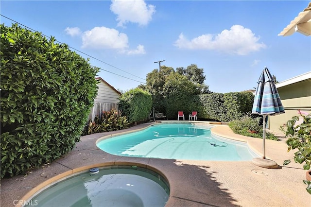 2997 June Ct, Merced, CA 95348 - view of pool featuring an in-ground hot tub and a fenced backyard