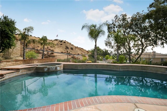 30526 Beryl Pl, Castaic, CA 91384 - view of swimming pool featuring a fenced backyard, a pool with connected hot tub, and a mountain view