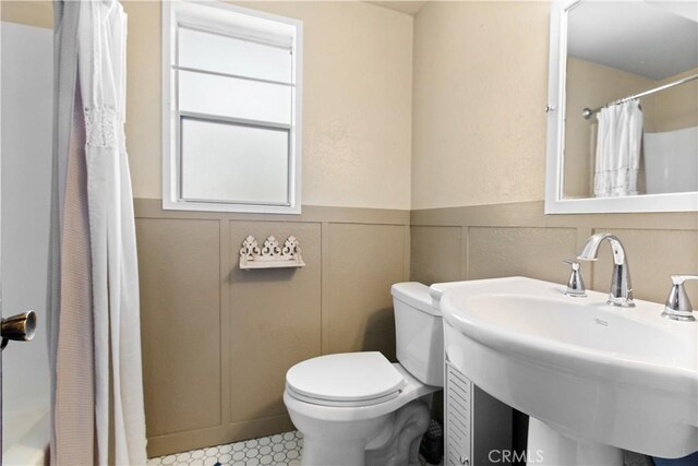 2068 Slippery Elm Rd, Wrightwood, CA 92397 - full bathroom with wainscoting