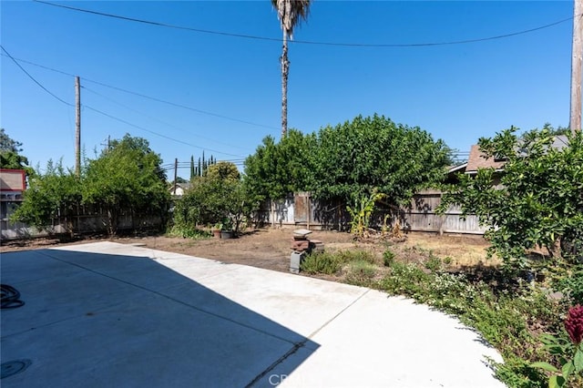 2246 Beachwood Dr, Merced, CA 95348 - fenced backyard with a patio area
