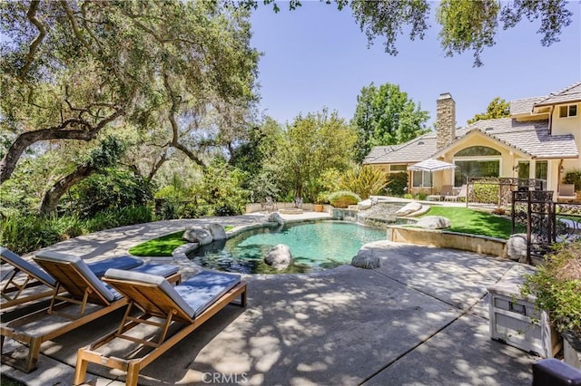 45200 Oak Manor Ct, Temecula, CA 92590 - swimming pool featuring a patio