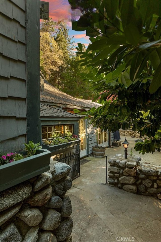 969 Oak Dr, Crestline, CA 92325 - view of patio / terrace