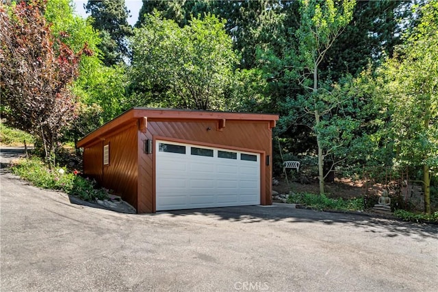 28527 Willow Rd, Lake Arrowhead, CA 92385 - view of detached garage