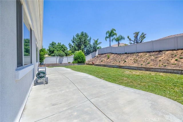 1708 Snowberry Rd, Beaumont, CA 92223 - fenced backyard with a patio