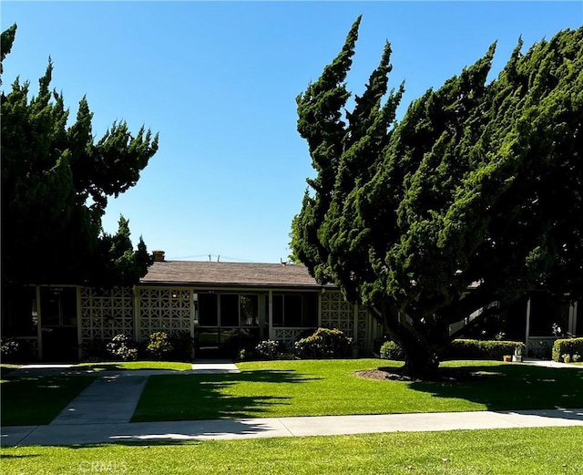 13141 Shawnee Ln Unit M11-267D, Seal Beach, CA 90740 - view of front of house with a front yard