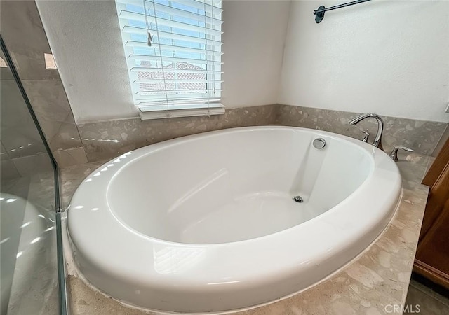 374 E Hilltop Way, Thousand Oaks, CA 91362 - bathroom featuring a garden tub