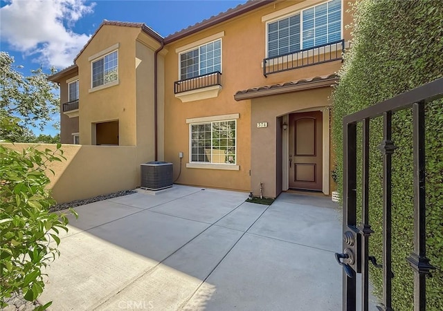 374 E Hilltop Way, Thousand Oaks, CA 91362 - rear view of house with stucco siding and a patio area