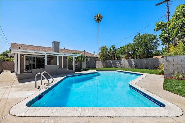 9712 Saloma Ave, North Hills, CA 91343 - view of swimming pool featuring a patio and a fenced backyard