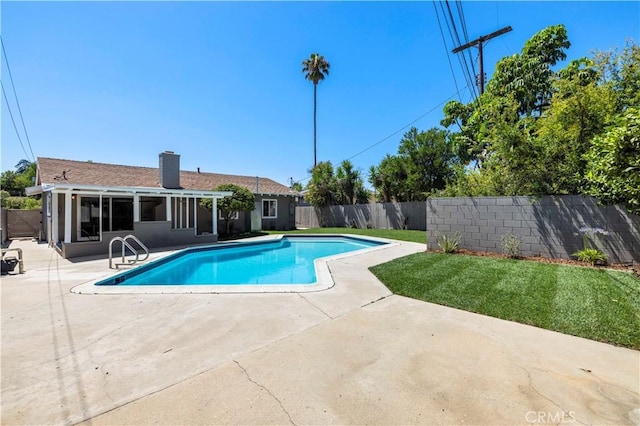 9712 Saloma Ave, North Hills, CA 91343 - view of swimming pool featuring a patio area and a fenced backyard