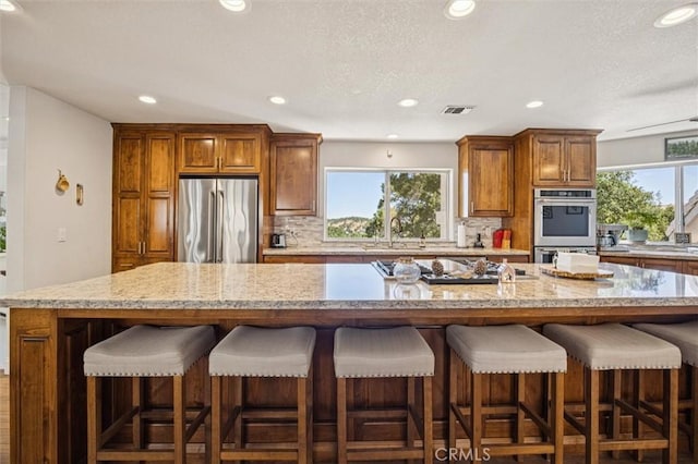 9230 Las Lomas Ave, Atascadero, CA 93422 - kitchen with stainless steel appliances, tasteful backsplash, plenty of natural light, recessed lighting, and a textured ceiling