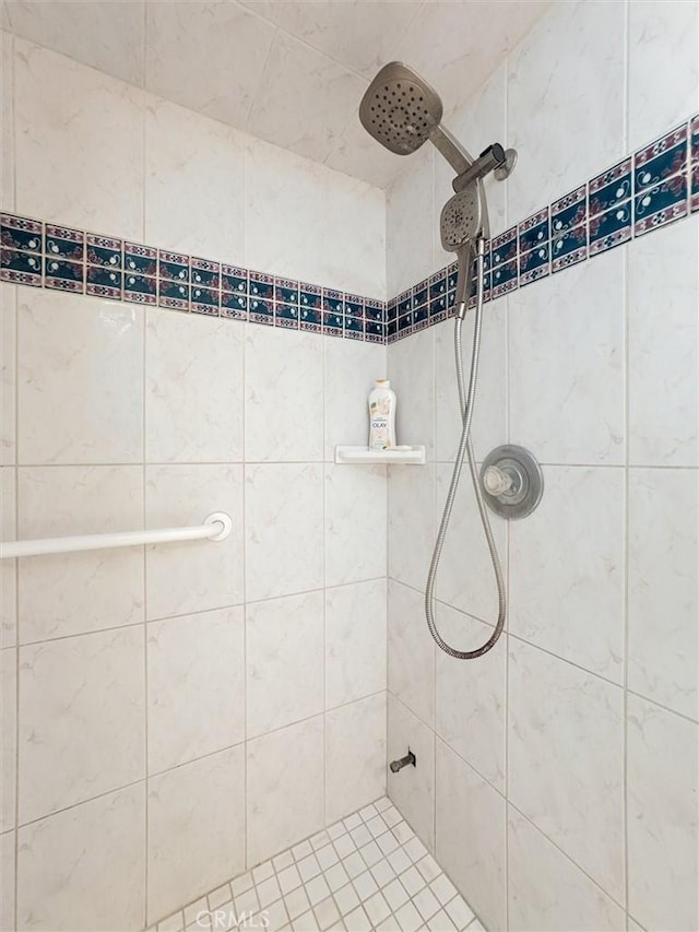 9230 Las Lomas Ave, Atascadero, CA 93422 - bathroom with tiled shower