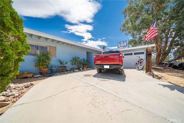 61497 Valley View Dr, Joshua Tree, CA 92252 - view of front facade featuring concrete driveway and stucco siding