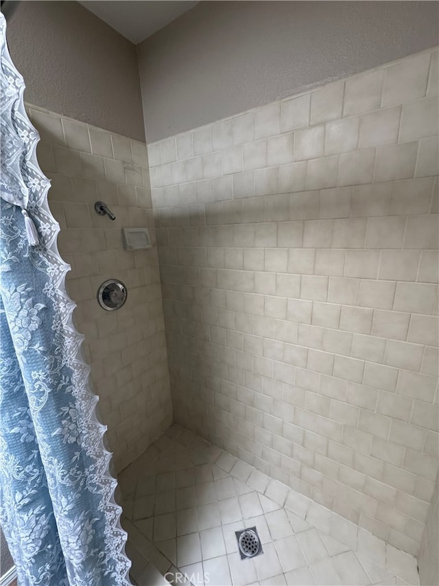 261 Spruce St Unit B, Arroyo Grande, CA 93420 - bathroom featuring tiled shower and a textured wall