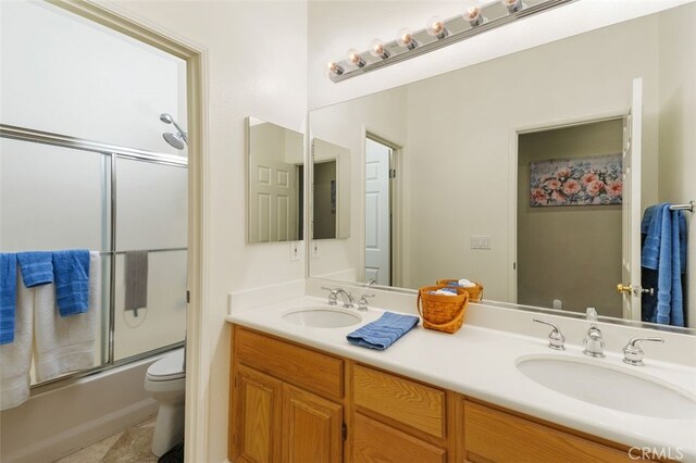 1647 Naranjo Ct, Redlands, CA 92374 - full bath featuring double vanity and enclosed tub / shower combo