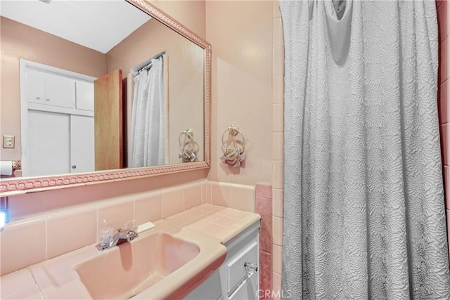 120 Alamitos Ave Unit 14, Long Beach, CA 90802 - bathroom with a shower with shower curtain and decorative backsplash