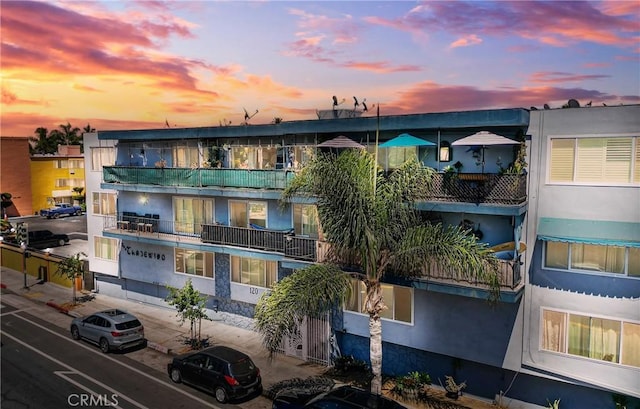 120 Alamitos Ave Unit 14, Long Beach, CA 90802 - view of property at dusk