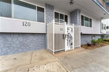 120 Alamitos Ave Unit 14, Long Beach, CA 90802 - property entrance featuring stone siding