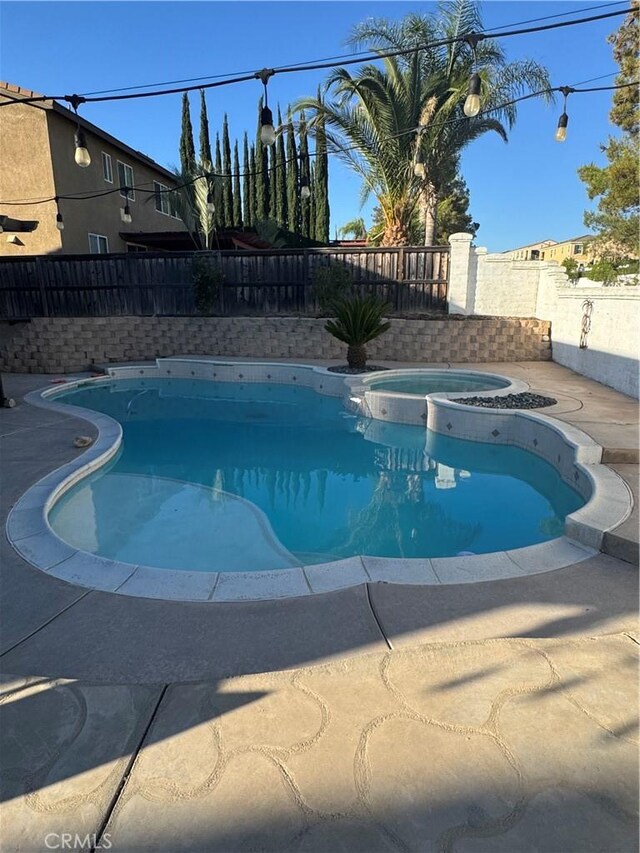 32555 Via Perales, Temecula, CA 92592 - view of pool with a fenced backyard and a pool with connected hot tub