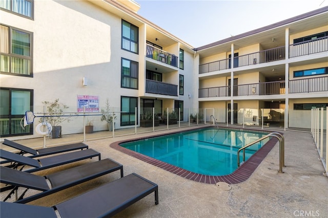 911 N Kings Rd Unit 310, West Hollywood, CA 90069 - community pool with a patio