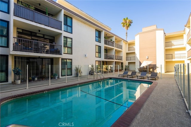 911 N Kings Rd Unit 310, West Hollywood, CA 90069 - view of community pool